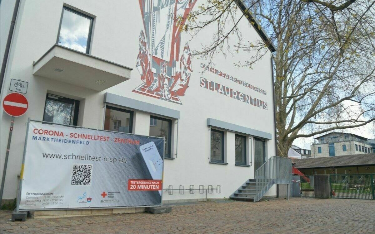 Das Schnelltestzentrum im Pfarrheim in Marktheidenfeld von vorne Das Schnelltestzentrum im Pfarrheim in Marktheidenfeld von vorne
